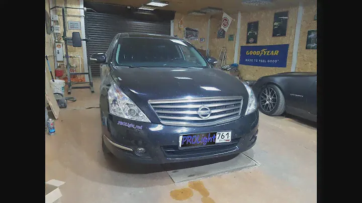 Nissan Teana. Вместо рефлектора, биксеноновая линза Hella 3R.