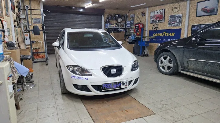 Seat Leon. Замена штатного биксенона на BI-LED Zorkiy Bengal Tiger F40 5000K с сохранением адаптива